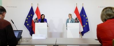 Am 20. März 2020 fand ein Pressestatement zu den Maßnahmen gegen die Krise im Bundeskanzleramt statt. Im Bild Bundesministerin Christine Aschbacher (r.) mit Bundesministerin Elisabeth Köstinger (l.).