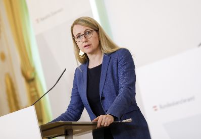 Am 1. April 2020 fand ein Pressestatement zu den Maßnahmen gegen die Krise im Bundeskanzleramt statt. Im Bild Wirtschaftsministerin Margarete Schramböck.