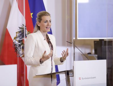Am 12. April 2020 fand ein Pressestatement zu den Maßnahmen gegen die Krise im Bundeskanzleramt statt. Im Bild Arbeitsministerin Christine Aschbacher.
