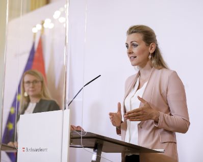 Am 26. Mai 2020 fand ein Pressestatement zu den Maßnahmen gegen die Krise im Bundeskanzleramt statt. Im Bild Arbeitsministerin Christine Aschbacher (r.), Wirtschaftsministerin Margarete Schramböck (l.).