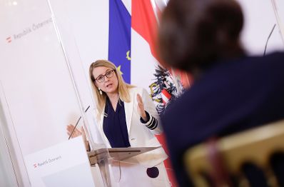 Am 2. Juni 2020 fand ein Pressestatement zu den Maßnahmen gegen die Krise im Bundeskanzleramt statt. Im Bild Wirtschaftsministerin Margarete Schramböck.