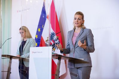 Am 9. Juni 2020 fand ein Pressestatement zu den Maßnahmen gegen die Krise im Bundeskanzleramt statt. Im Bild Wirtschaftsministerin Margarete Schramböck (l.) und Arbeitsministerin Christine Aschbacher (r.).