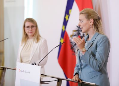 Am 1. Juli 2020 fand ein Pressestatement zu den Maßnahmen gegen die Krise im Bundeskanzleramt statt. Im Bild Bundesministerin Christine Aschbacher (r.) und Bundesministerin Margarete Schramböck (l.).