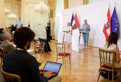 Am 1. Juli 2020 fand ein Pressestatement zu den Maßnahmen gegen die Krise im Bundeskanzleramt statt. Im Bild Bundesministerin Christine Aschbacher (r.) und Bundesministerin Margarete Schramböck (l.).