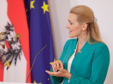 Am 7. Juli 2020 gab Bundesministerin Christine Aschbacher (im Bild) im Bundeskanzleramt ein Pressestatement zu den Maßnahmen gegen die Krise.