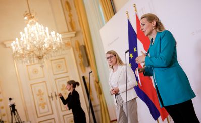 Am 7. Juli 2020 fand das Kick-Off Treffen der Taskforce für Jugendbeschäftigung statt. Im Bild Bundesministerin Christine Aschbacher (r.) und Bundesministerin Magarete Schramböck (l.) beim Doorstep.