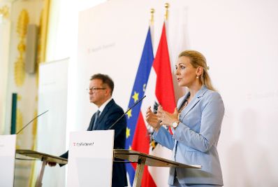 Gesundheitsminister Rudolf Anschober (l.) und Bundesministerin Christine Aschbacher (r.) beim Pressefoyer nach dem Ministerrat am 29. Juli 2020