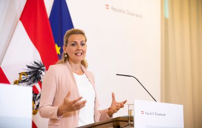 Am 11.August 2020 fand ein Pressestatement zu den Maßnahmen gegen die Krise im Bundeskanzleramt statt. Im Bild Bundesministerin Christine Aschbacher.