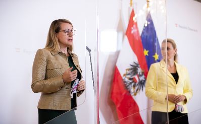 Bundesministerin Christine Aschbacher (r.) und Bundesministerin Margarete Schramböck (l.) beim Doorstep vor dem Ministerrat am 23. September 2020