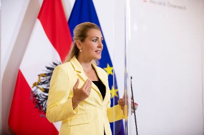 Bundesministerin Christine Aschbacher beim Doorstep vor dem Ministerrat am 23. September 2020