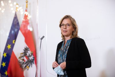 Bundesministerin Leonore Gewessler beim Doorstep vor dem Ministerrat am 23. September 2020