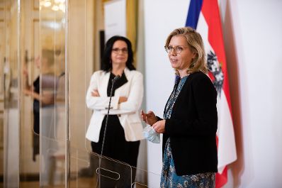 Bundesministerin Leonore Gewessler (r.) und Staatssekretärin Andrea Mayer (l.) beim Doorstep vor dem Ministerrat am 23. September 2020