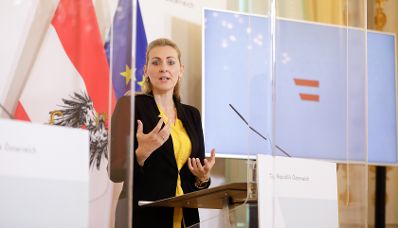 Am 20. Oktober 2020 fand ein Pressestatement zu den Maßnahmen gegen die Krise im Bundeskanzleramt statt. Im Bild Bundesministerin Christine Aschbacher.