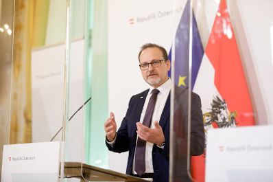 Am 20. Oktober 2020 fand ein Pressestatement zu den Maßnahmen gegen die Krise im Bundeskanzleramt statt. Im Bild der Geschäftsführer der IEF-Service GmbH Wolfgang Pfabigan.