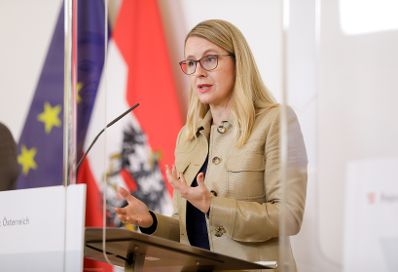 Am 20. Oktober 2020 fand ein Pressestatement zu den Maßnahmen gegen die Krise im Bundeskanzleramt statt. Im Bild Bundesministerin Bundesministerin Margarete Schramböck.