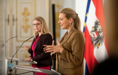 Am 10. November 2020 fand ein Pressestatement zu den Maßnahmen gegen die Krise im Bundeskanzleramt statt. Im Bild Bundesministerin Christine Aschbacher (r.) und Bundesministerin Margarete Schramböck (l.).