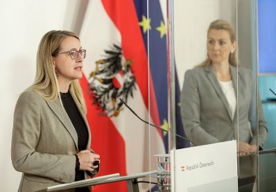 Am 17. November 2020 fand ein Pressestatement zu den Maßnahmen gegen die Krise im Bundeskanzleramt statt. Im Bild Bundesministerin Margarete Schramböck (l.) und Bundesministerin Christine Aschbacher (r.).