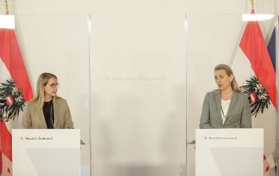 Am 17. November 2020 fand ein Pressestatement zu den Maßnahmen gegen die Krise im Bundeskanzleramt statt. Im Bild Bundesministerin Christine Aschbacher (r.) und Bundesministerin Margarete Schramböck (l.).