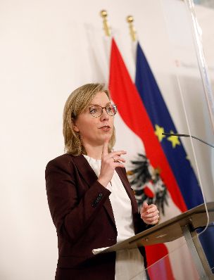 Am 24. November 2020 fand ein Pressestatement zu den Maßnahmen gegen die Krise im Bundeskanzleramt statt. Im Bild Bundesministerin Leonore Gewessler.