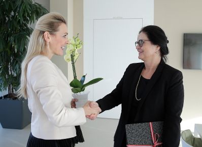 Am 08. Jänner 2020 fand die Amtsübergabe durch Brigitte Zarfl (r.) an Bundesministerin Christine Aschbacher (l.) statt.