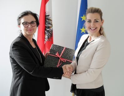 Am 08. Jänner 2020 fand die Amtsübergabe durch Brigitte Zarfl (l.) an Bundesministerin Christine Aschbacher (r.) statt.