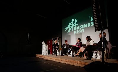 Am 20. Oktober 2016 nahm Staatssekretärin Muna Duzdar an der KURIER Diskussion Business Riot Festival 2016 zum Thema “Gegen Hass im Netz“ teil.
