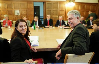 Am 22. November 2016 fand die 2. Runde der Gehaltsverhandlungen Öffentlicher Dienst statt. Im Bild Staatssekretärin Muna Duzdar (l.) mit Finanzminister Hans Jörg Schelling (r.).