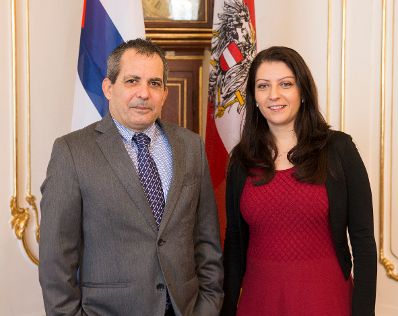 Am 7. Dezember 2016 empfing Staatssekretärin Muna Duzdar (r.) den Botschafter Kubas Juan Antonio Fernández Palacios (l.) zu einem Arbeitsgespräch.