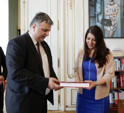 Am 12. Mai 2017 empfing Staatssekretär Muna Duzdar (r.) den Obmann der Serbischen Gemeinschaft Darko Jurisic (l.) zu einem Gespräch.
