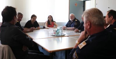 Am 19. Mai 2017 besuchte Staatssekretärin Muna Duzdar den Bezirk Ottakring. Im Bild bei der Polizeiinspektion Wattgasse.