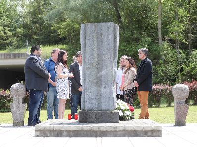 Am 31. Mai 2017 besuchte Staatssekretärin Muna Duzdar das Burgenland. Im Bild bei der Gedänkstätte Oberwart.