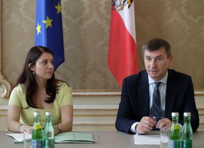 Am 2. Juni 2017 gab Staatssekretärin Muna (l.) Duzdar gemeinsam mit dem Vizepräsident der EU-Kommission Andrus Ansip (r.) ein Pressegespräch.