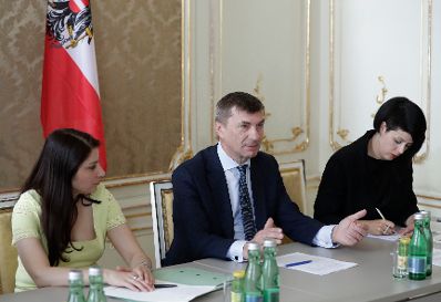Am 2. Juni 2017 gab Staatssekretärin Muna (l.) Duzdar gemeinsam mit dem Vizepräsident der EU-Kommission Andrus Ansip (r.) ein Pressegespräch.