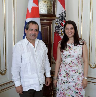 Am 13. Juni 2017 empfing Staatssekretärin Muna Duzdar (r.) den Botschafter Kubas Juan Antonio Fernandez (l.) zu einem Arbeitsgespräch.