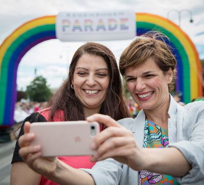 Am 17. Juni 2017 nahm Staatssekretärin Muna Duzdar (l.) an der Regenbogenparade 2017 in Wien teil. Im Bild mit der Gesundheitsministerin Pamela Rendi-Wagner (r.).