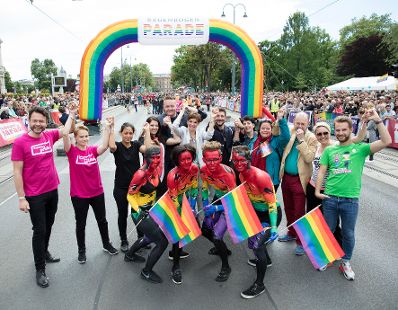 Am 17. Juni 2017 nahm Staatssekretärin Muna Duzdar an der Regenbogenparade 2017 in Wien teil.