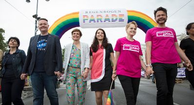 Am 17. Juni 2017 nahm Staatssekretärin Muna Duzdar (m.) an der Regenbogenparade 2017 in Wien teil.