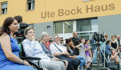 Am 27. Juni 2017 besuchte Staatssekretärin Muna Duzdar (l.) die Geburtstagsfeier von Ute Bock (2.v.l.).