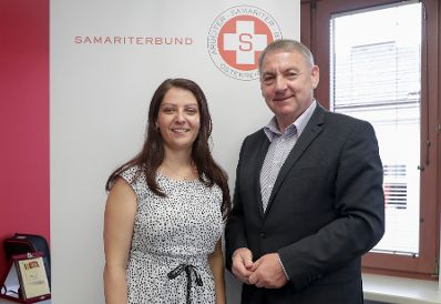 Am 26. Juni 2017 besuchte Staatssekretärin Muna Duzdar (l.) den Samariterbund. Im Bild mit dem Samariterbund-Geschäftsführer Reinhard Hundsmüller (r.).