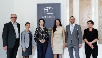 Am 3. Juli 2017 besuchte Staatssekretärin Muna Duzdar (m.r.) das Start-Up LeReTo. Im Bild mit der CEO LeReTo Veronika Haberler (m.l.) und dem Geschäftspartner Peter Melicharek (2.v.r.).