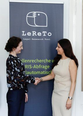 Am 3. Juli 2017 besuchte Staatssekretärin Muna Duzdar (r.) das Start-Up LeReTo. Im Bild mit der CEO LeReTo Veronika Haberler (l.).