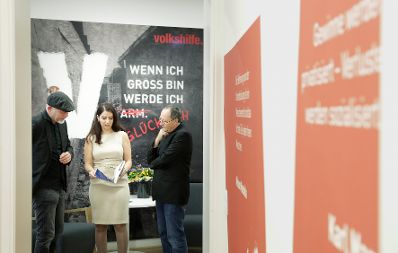 Am 3. Juli 2017 besuchte Staatssekretärin Muna Duzdar (m.) die Volkshilfe Österreich. Im Bild mit dem Bundesgeschäftsführer der Volkshilfe Erich Fenninger (l.).