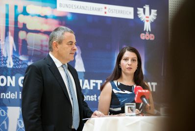 Am 4. Juli 2017 gab Staatssekretärin Muna Duzdar (r.) gemeinsam mit dem GÖD-Vorsitzenden Norbert Schnedl (l.) ein Pressegespräch zum Thema "Digitalisierung von Gesellschaft und Staat".