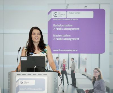 Am 6. Juli 2017 hielt Staatssekretärin Muna Duzdar (im Bild) eine Festansprache für die Absolventinnen und Absolventen der Studiengänge Public Management an der Fachhochschule Campus Wien.