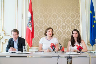 Am 10. Juli 2017 gab Staatssekretärin Muna Duzdar (r.) gemeinsam mit Agnes Streissler-Führer (m.), Mitglied der Bundesgeschäftsführung der GPA-djp, ein Pressegespräch zum Thema "Auswirkungen der Digitalisierung auf die Arbeitswelt".