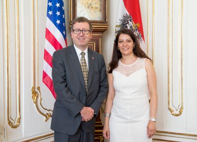 Am 10. Juli 2017 empfing Staatssekretärin Muna Duzdar (r.) den Geschäftsträger der Botschaft der USA Eugene Young (l.) zu einem Arbeitsgespräch.