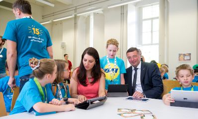 Am 17. Juli 2017 besuchten Infrastrukturminister Jörg Leichtfried und Staatssekretärin Muna Duzdar, im Vorfeld der Pressekonferenz zum OECD Länderbericht, einen Minecraft-Workshop mit Tablets an der "KinderuniWien".