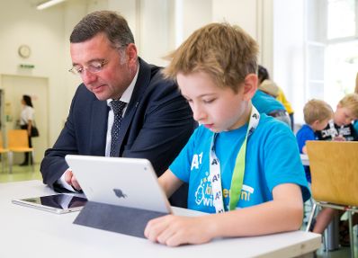 Am 17. Juli 2017 besuchten Infrastrukturminister Jörg Leichtfried (l.) und Staatssekretärin Muna Duzdar, im Vorfeld der Pressekonferenz zum OECD Länderbericht, einen Minecraft-Workshop mit Tablets an der "KinderuniWien".