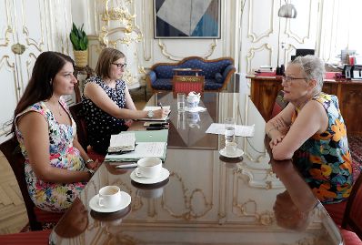 Am 9. August 2017 empfing Staatssekretärin Muna Duzdar (im Bild) die Präsidentin von Reporter ohne Grenzen Rubina Möhring zu einem Arbeitsgespräch.