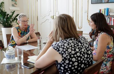Am 9. August 2017 empfing Staatssekretärin Muna Duzdar (im Bild) die Präsidentin von Reporter ohne Grenzen Rubina Möhring zu einem Arbeitsgespräch.